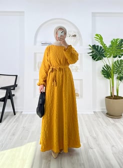 6523-gofre kumaş-kemerli elbise-hardal