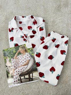 ç6401-bürümcük kumaş çilekli pijama takımı-beyaz