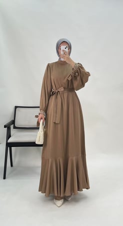 4258-saten kumaş-kolları incili bağlamalı elbise-sütlü kahve