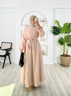 6523-gofre kumaş-kemerli elbise-pudra
