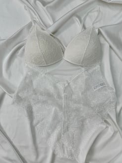 Ç5425-1 YARIM DESTEKLI ÇAPRAZ DETAYLI DANTELLI LACY BODYSUIT - BEYAZ