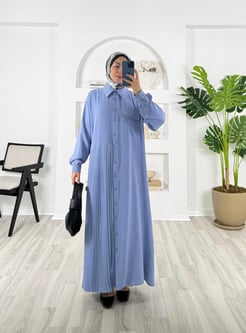 8754-krep kumaş-önü cepli bir tarafı pileli boydan düğmeli elbise-bebe mavisi