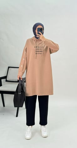 9327-önü yazılı kapşonlu kolları çıtçıtlı sweatshirt-sütlü kahve