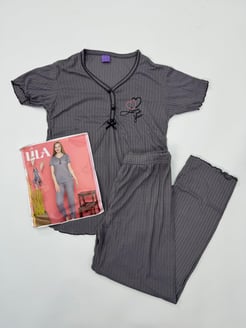 Ç0307 - ÖNÜ DUGMELI KISA KOLLU LOVE  PIJAMA TAKIMI - MÜRDÜM 