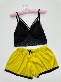 Ç028 - SATEN ŞORTLU BRALET TAKIM DESENLI - SARI  