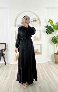 4286-saten kumaş-yaka ve kolları taşlı eteği volanlı elbise-siyah