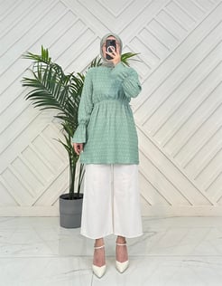 4046 G36+beli ve kolları lastikli kolları ve eteği volanlı gofre kumaş tunik SU YEŞİLİ