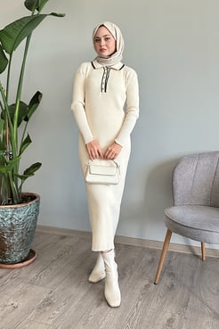 Yakası Biyeli Ekru Triko Elbise