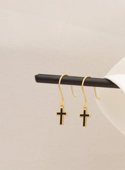  925 AYAR GÜMÜŞ  MİNELİ SİYAH SALLANTILI HAÇ KÜPE