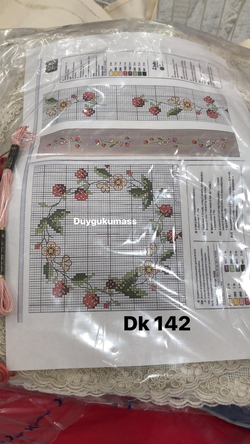 DK 142 Nolu Çiçekli Çelenk Desenli Şablon, İpler Dahil Fransız Güpür Detaylı Üçlü Oda Seti