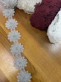 Gri Üç Boyutlu Yıldız Çiçek D1000 Desen Fransız Güpürü (1 top)