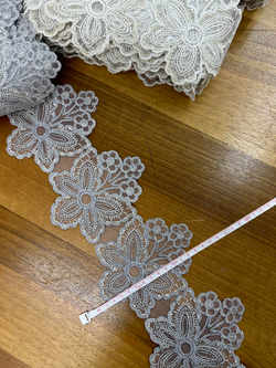Gri Üç Mini Papatya Detaylı D1350 Desen Fransız Güpürü (1 top)
