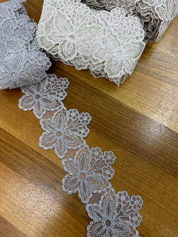 Gri Üç Mini Papatya Detaylı D1350 Desen Fransız Güpürü (1 top)