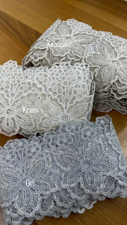 Gri Üç Mini Papatya Detaylı D1350 Desen Fransız Güpürü (1 top)