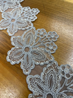 Gri Üç Mini Papatya Detaylı D1350 Desen Fransız Güpürü (1 top)