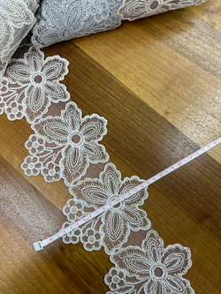 Krem Üç Mini Papatya Detaylı D1350 Desen Fransız Güpürü (1 top)