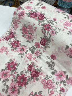 Pembe Çelenk Detaylı Güller Desenli Pazen Kumaş