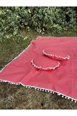 Ponponlu Sıvı Geçirmez Keten Masa Piknik Örtüsü 170 x 170 , 2 Yuvarlak Ponponlu Minder