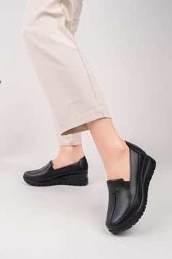 Castle Black 22513 Siyah Hakiki Deri Dolgu Topuklu Kadın Ayakkabı