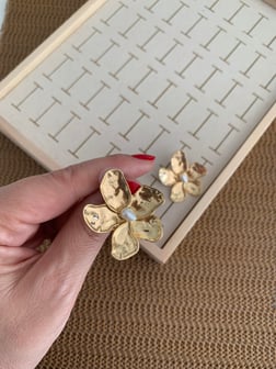 Özel Seri Gold Ortası İncili Plaka Çiçek Küpe