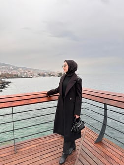 Siyah Zımba Detaylı Kaban