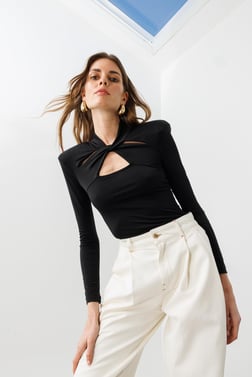 Siyah Vatkalı Cut Out Detaylı Uzun Kollu Bluz