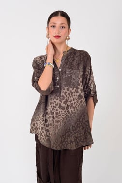 15451-16 Batik Desen Puldetaylı 3 Düğmeli Gömlek