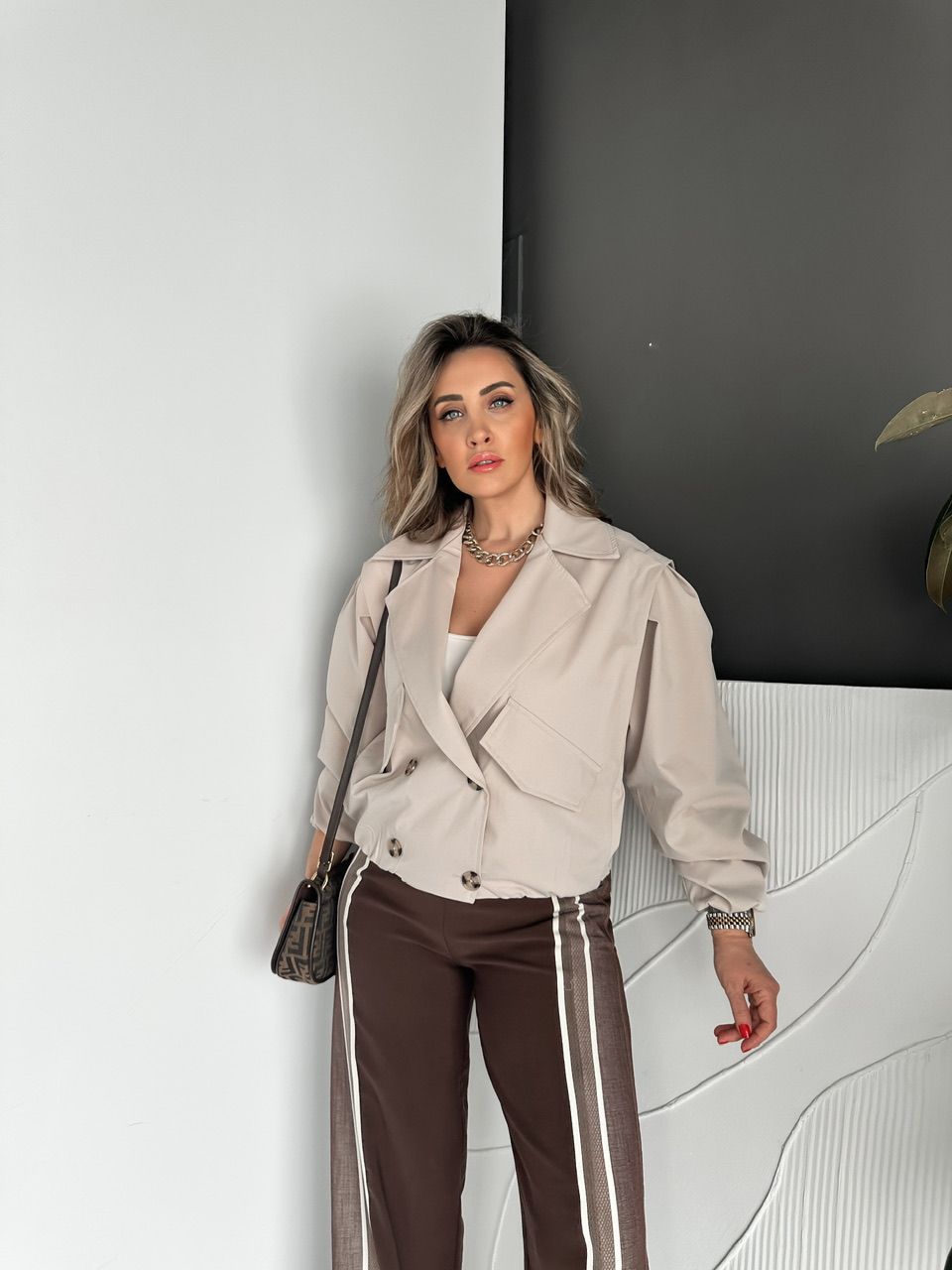 Bej Dört Düğmeli Beli Lastikli Kısa Trençkot