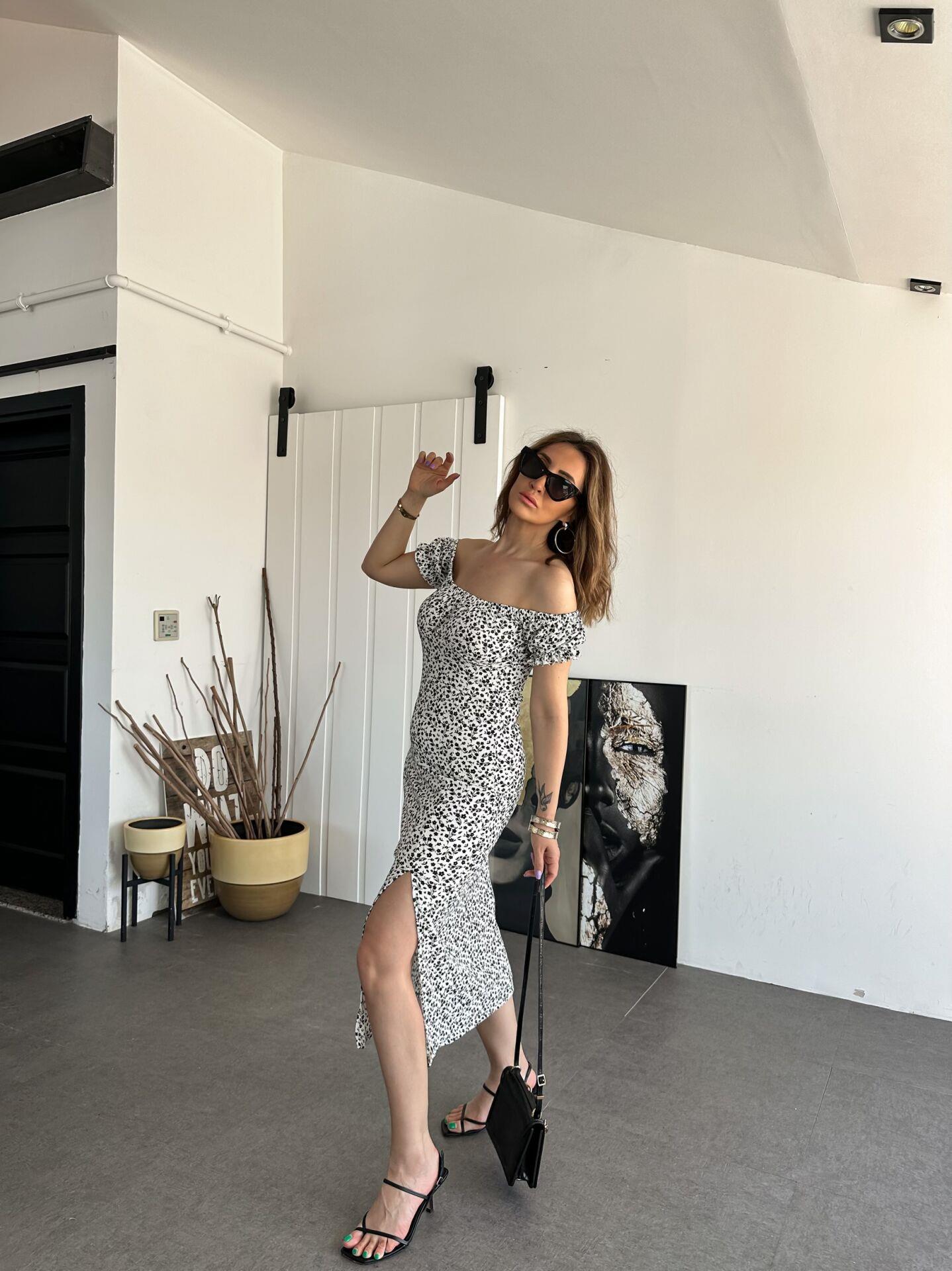 Beyaz Minik Çiçekli Madonna Yaka Elbise