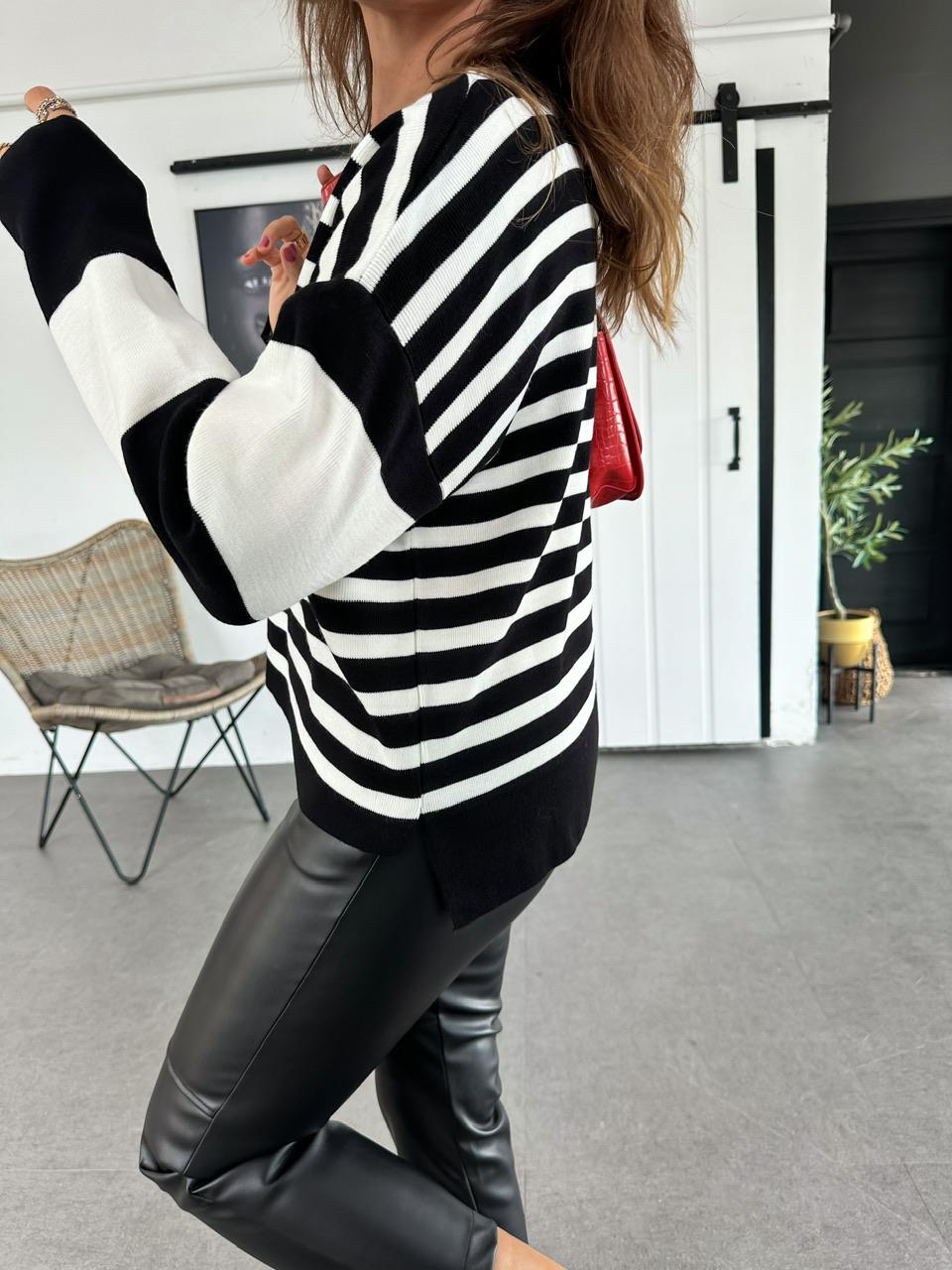 Siyah Çizgili Basic Kazak