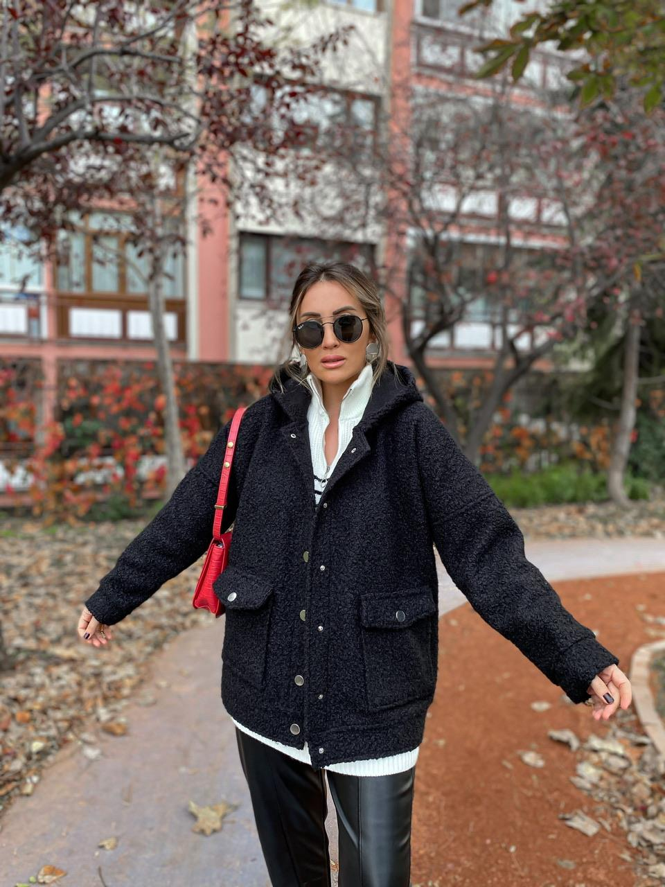 Siyah Kapşonlu Cepli Buklet Kaban
