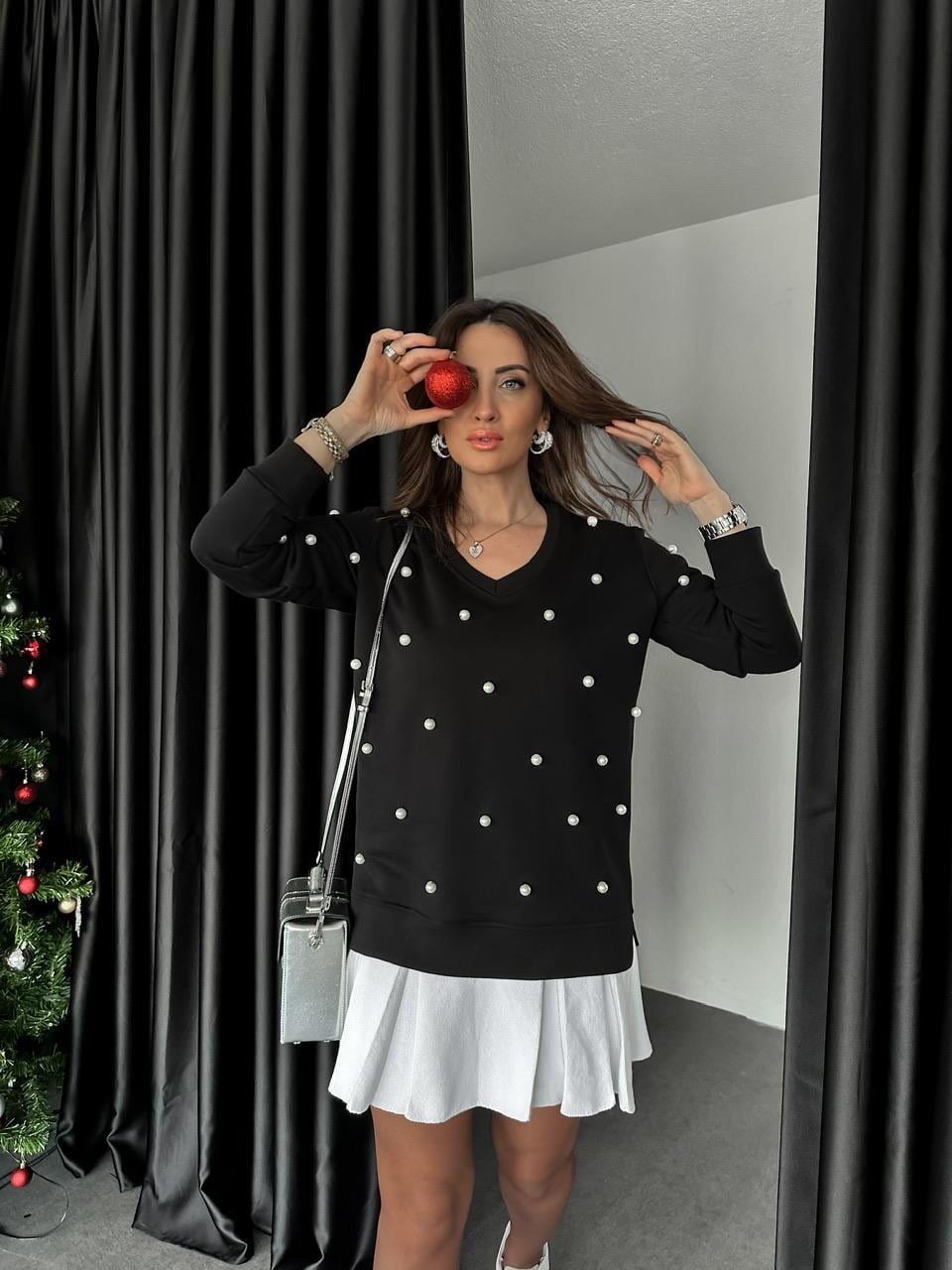 Siyah V Yaka İnci İşlemeli Sweatshirt