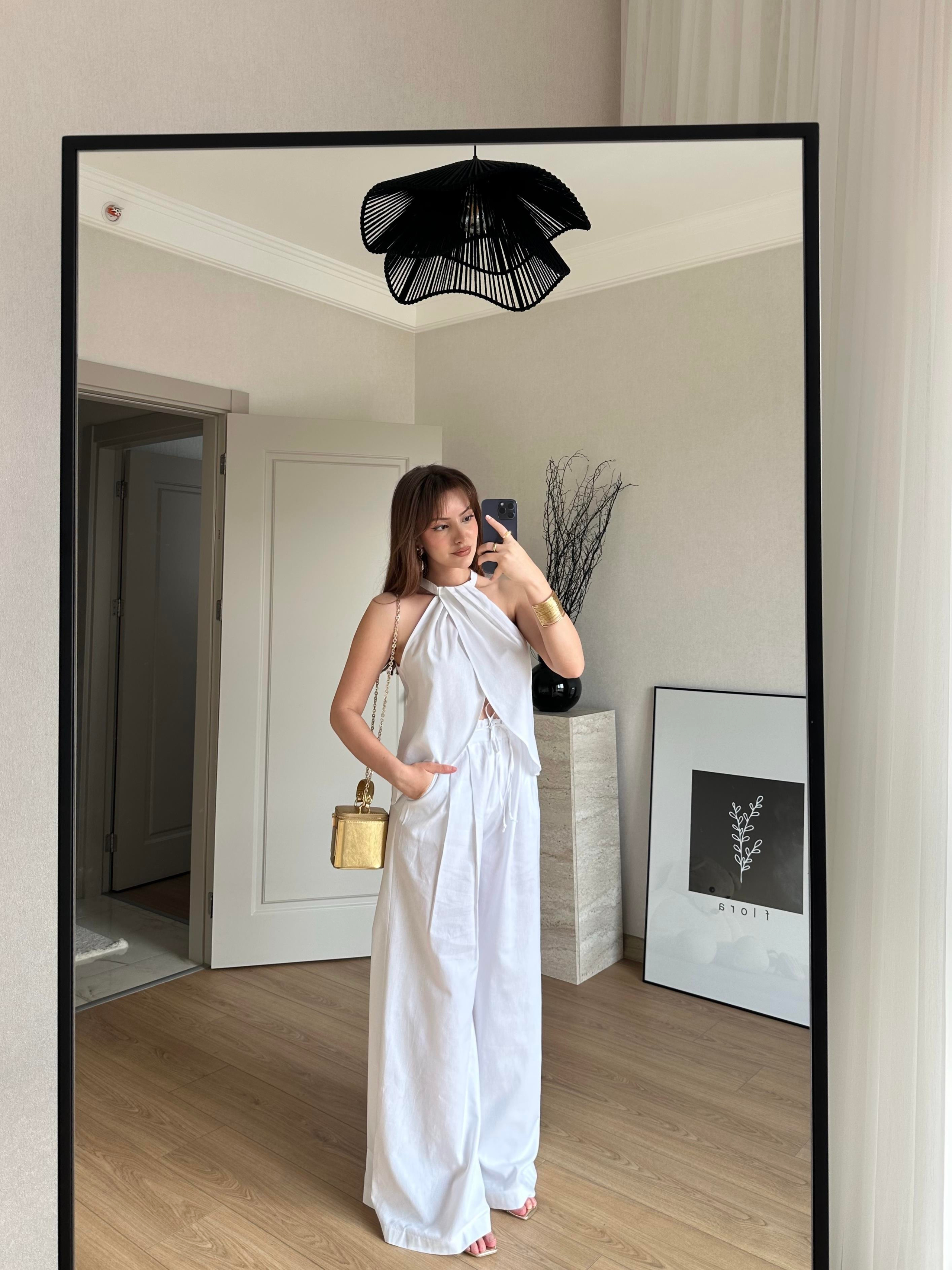 TAKIMECMEL BAŞARANHalter Yaka Kruvaze Bluz ve Pantalon Takım Beyaz