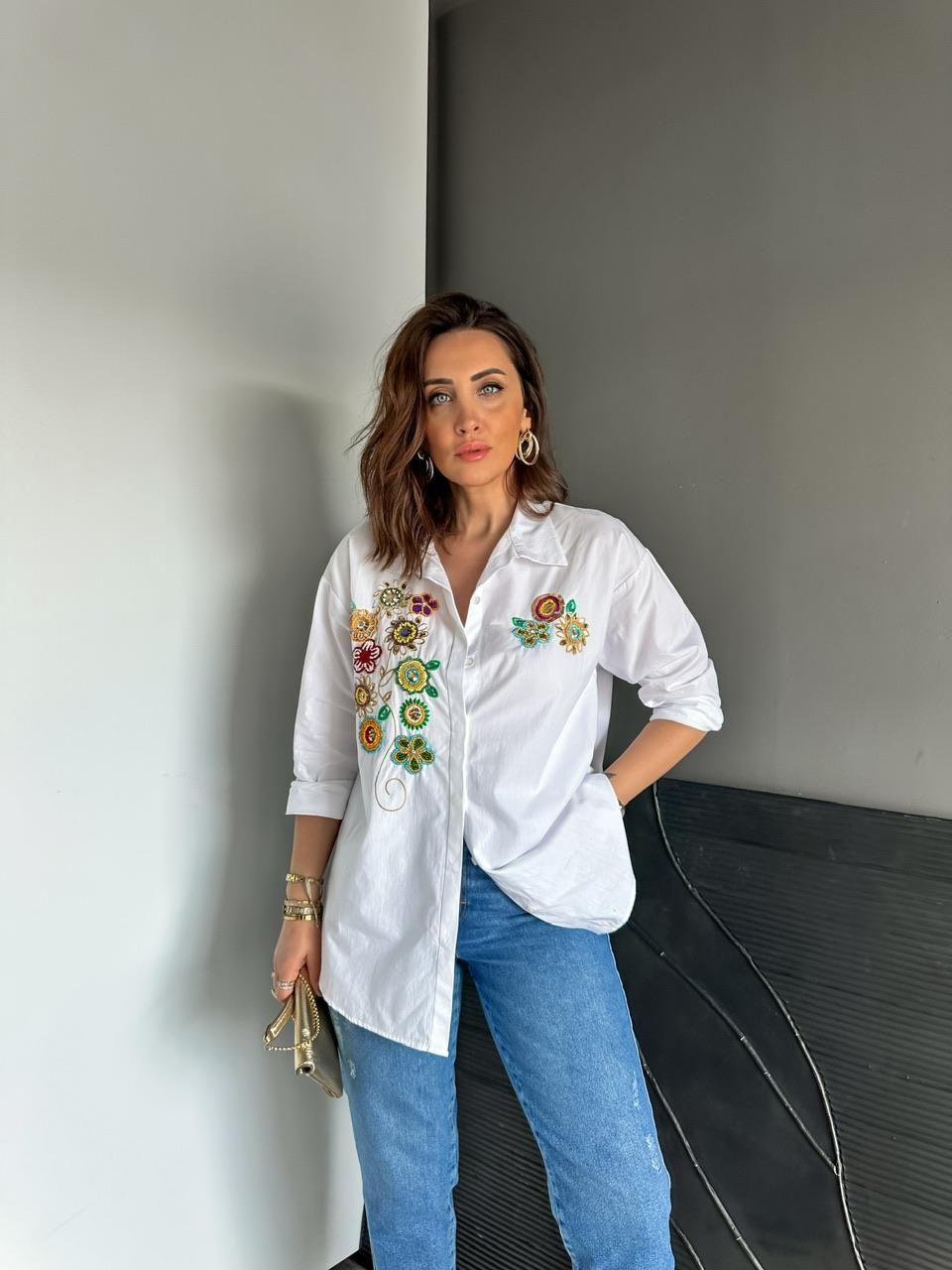Beyaz Çiçekli İşlemeli Poplin Gömlek