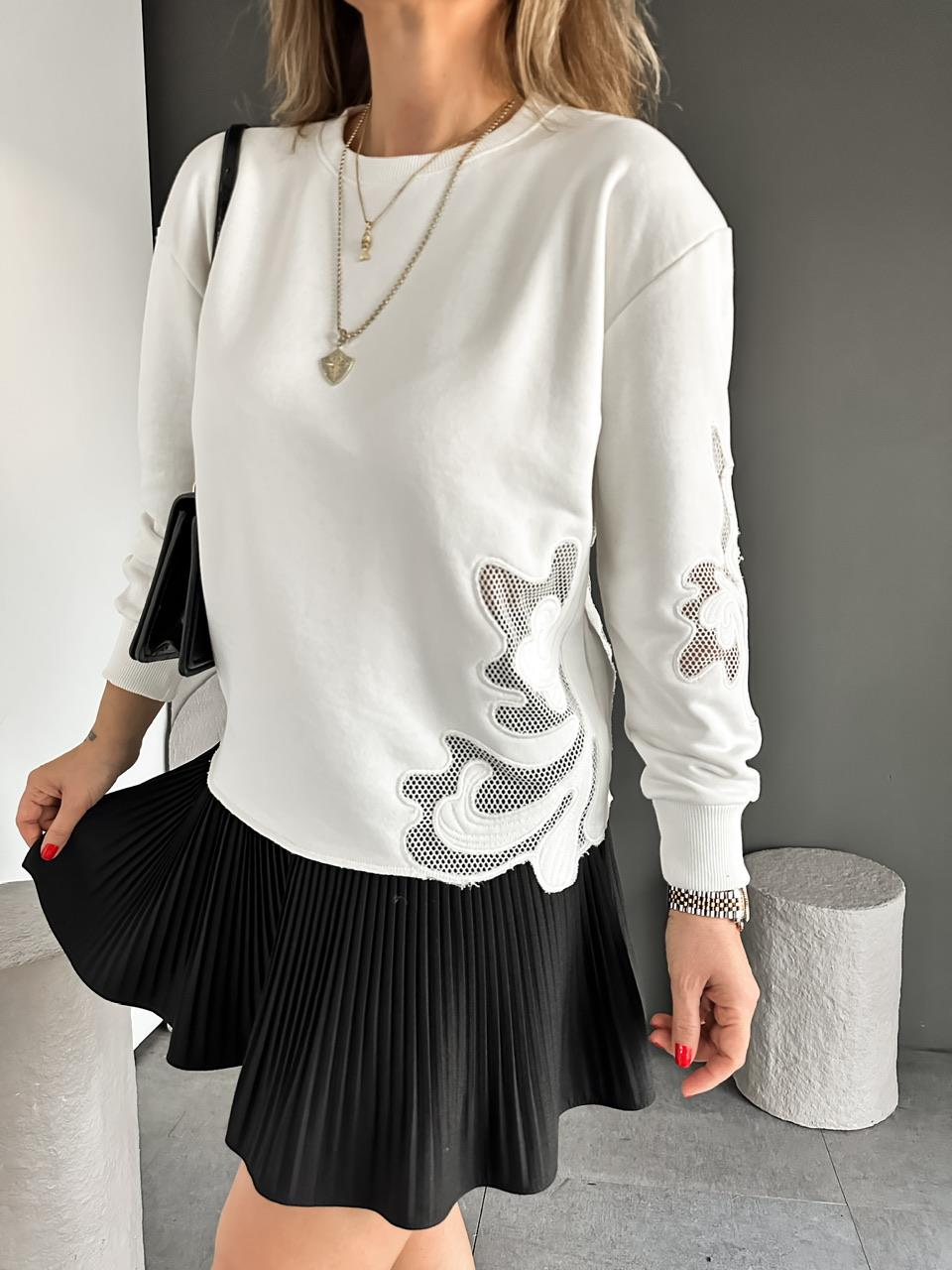 Beyaz Nakışlı Marka Model Sweatshirt