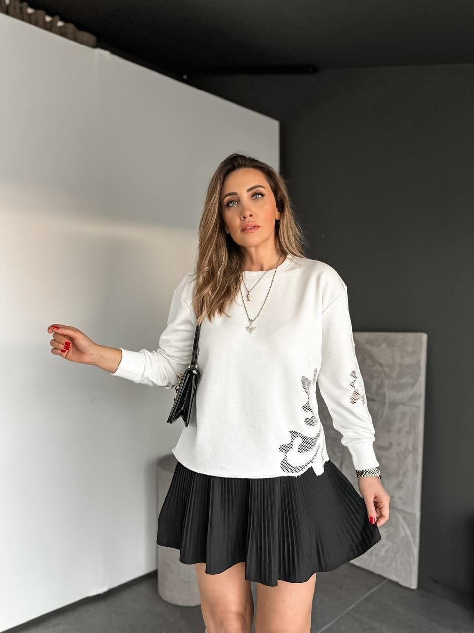 Beyaz Nakışlı Marka Model Sweatshirt