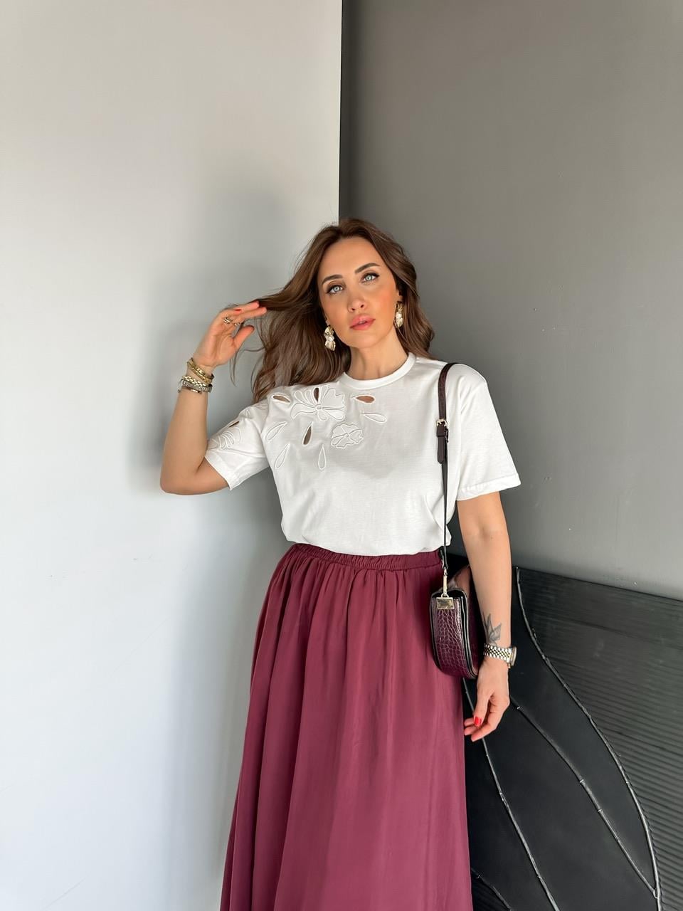 Beyaz Tek Omzu Nakışlı Tshirt