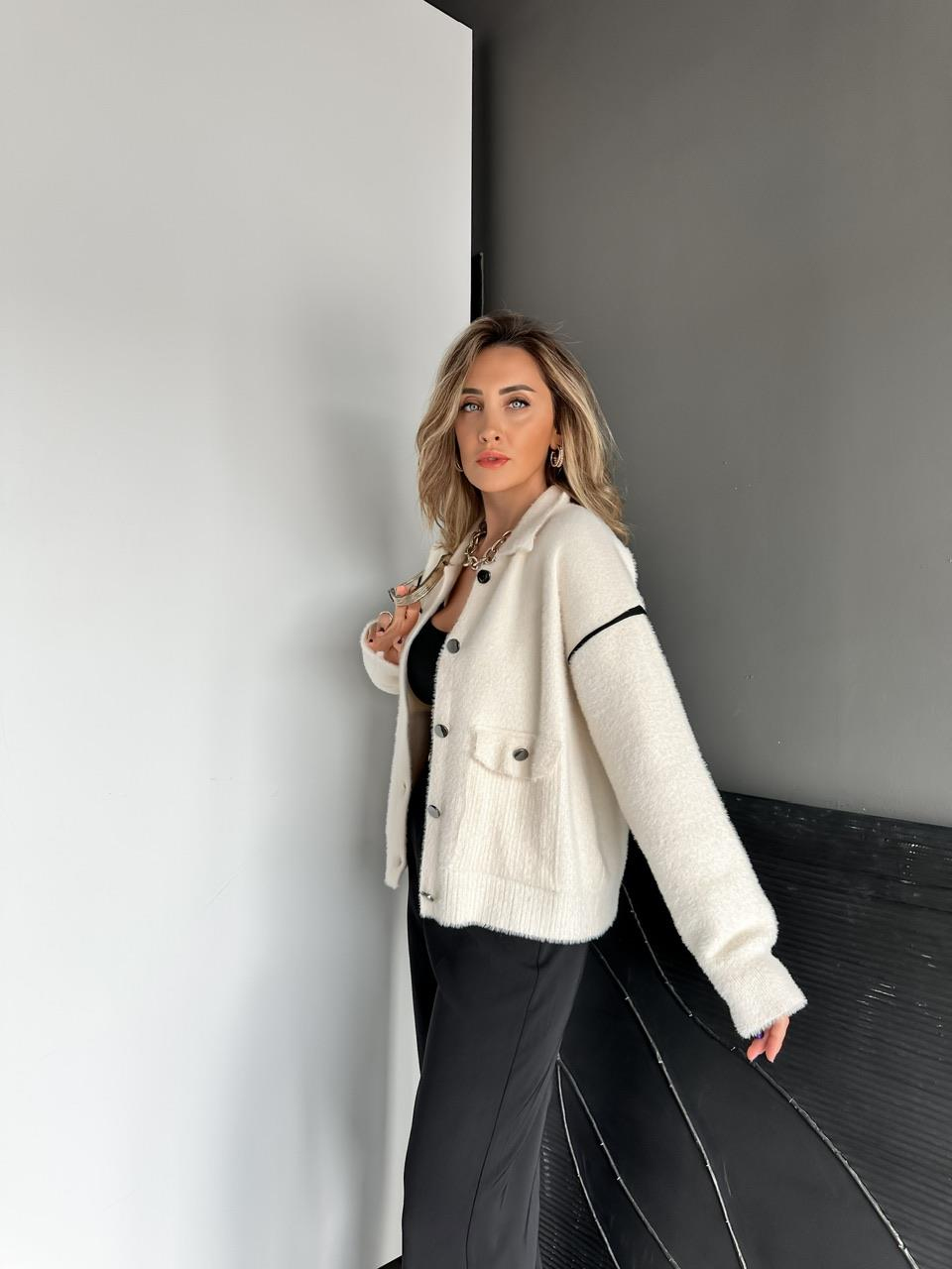 Krem Biyeli Düğmeli Hırka