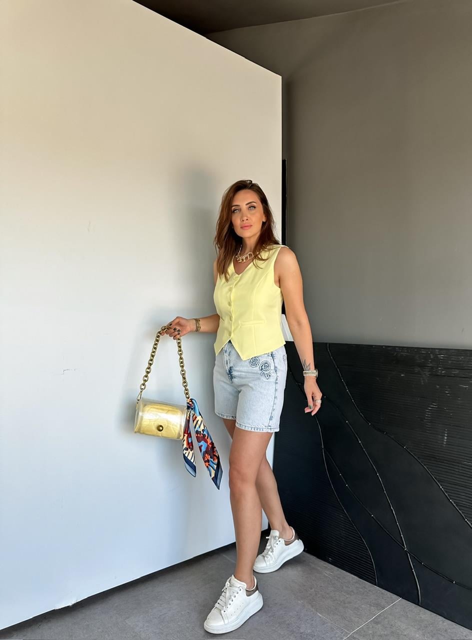 Mavi Çiçek İşlemeli Kot Şort