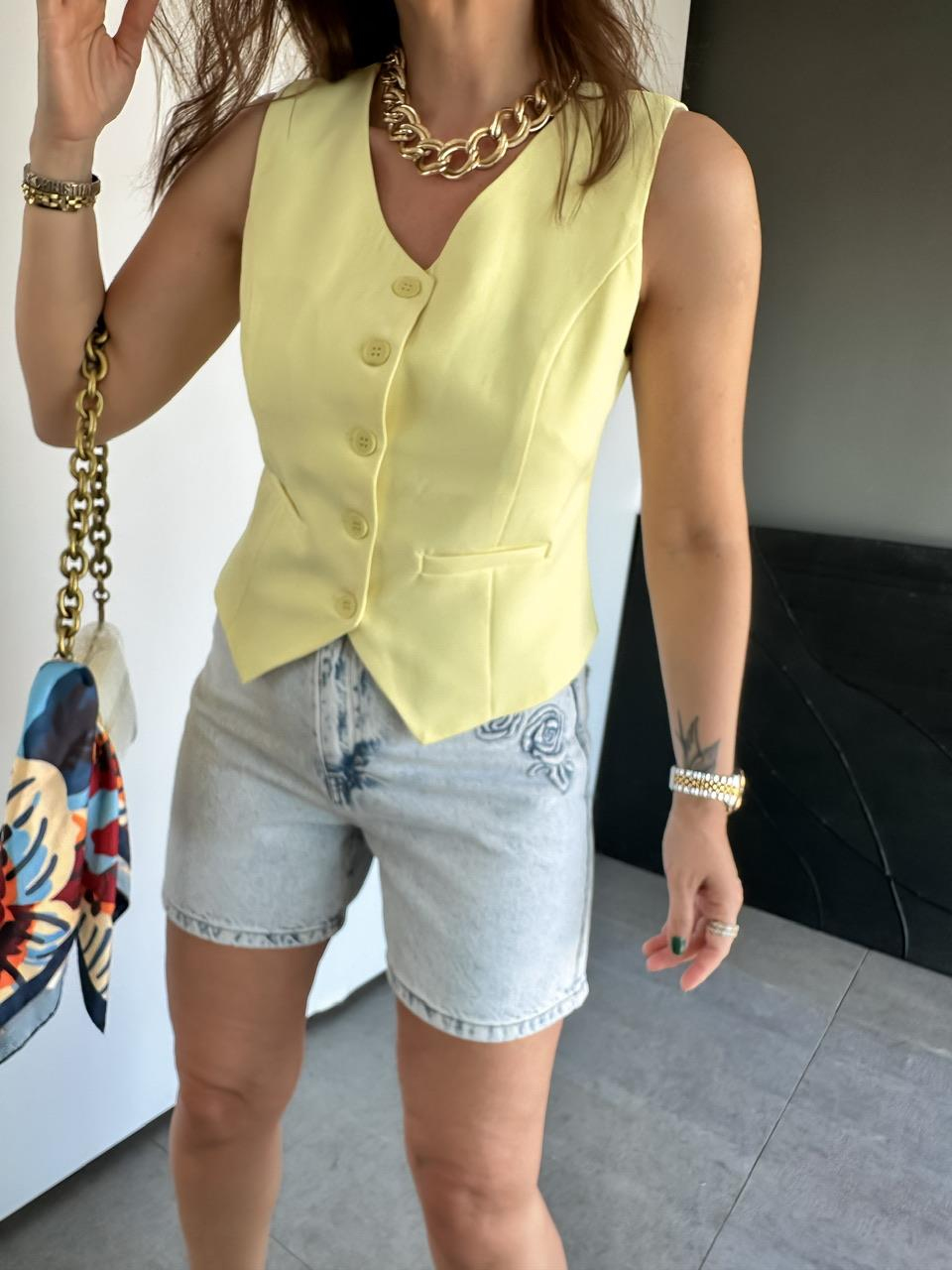 Mavi Çiçek İşlemeli Kot Şort