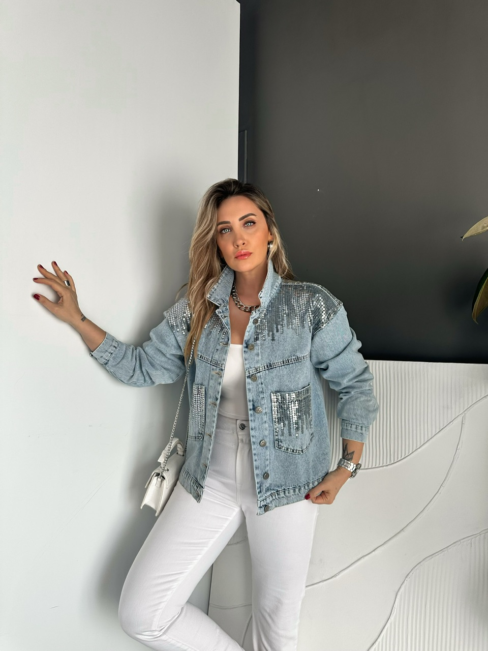 Mavi Pullu Sırtı Düğmeli Kot Ceket