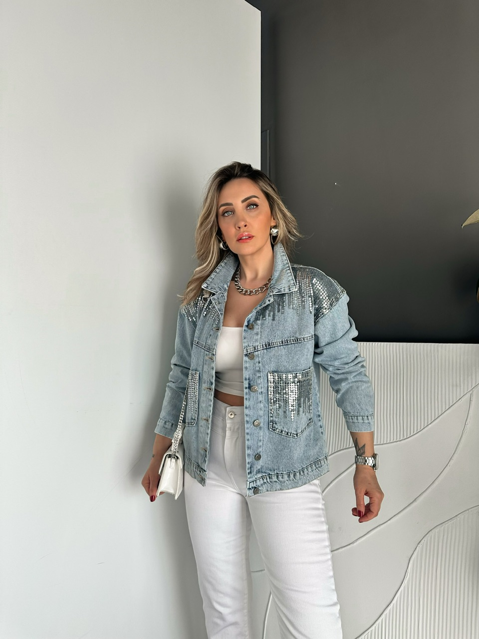 Mavi Pullu Sırtı Düğmeli Kot Ceket