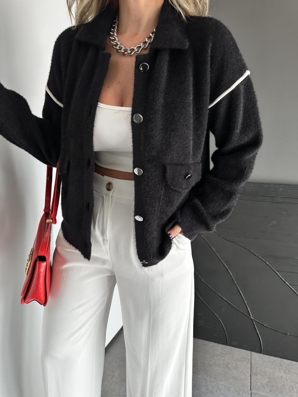 Siyah Biyeli Düğmeli Hırka