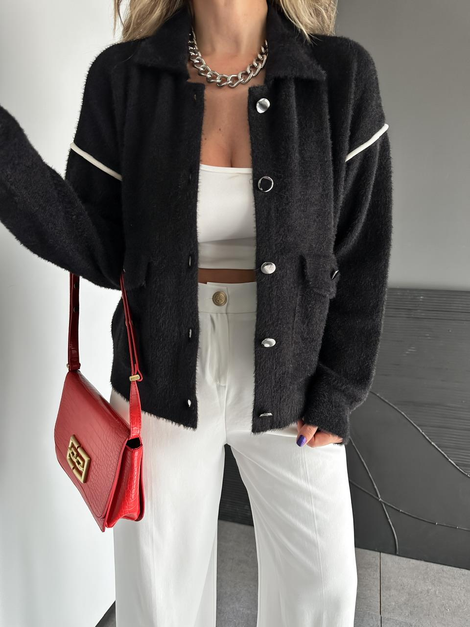 Siyah Biyeli Düğmeli Hırka