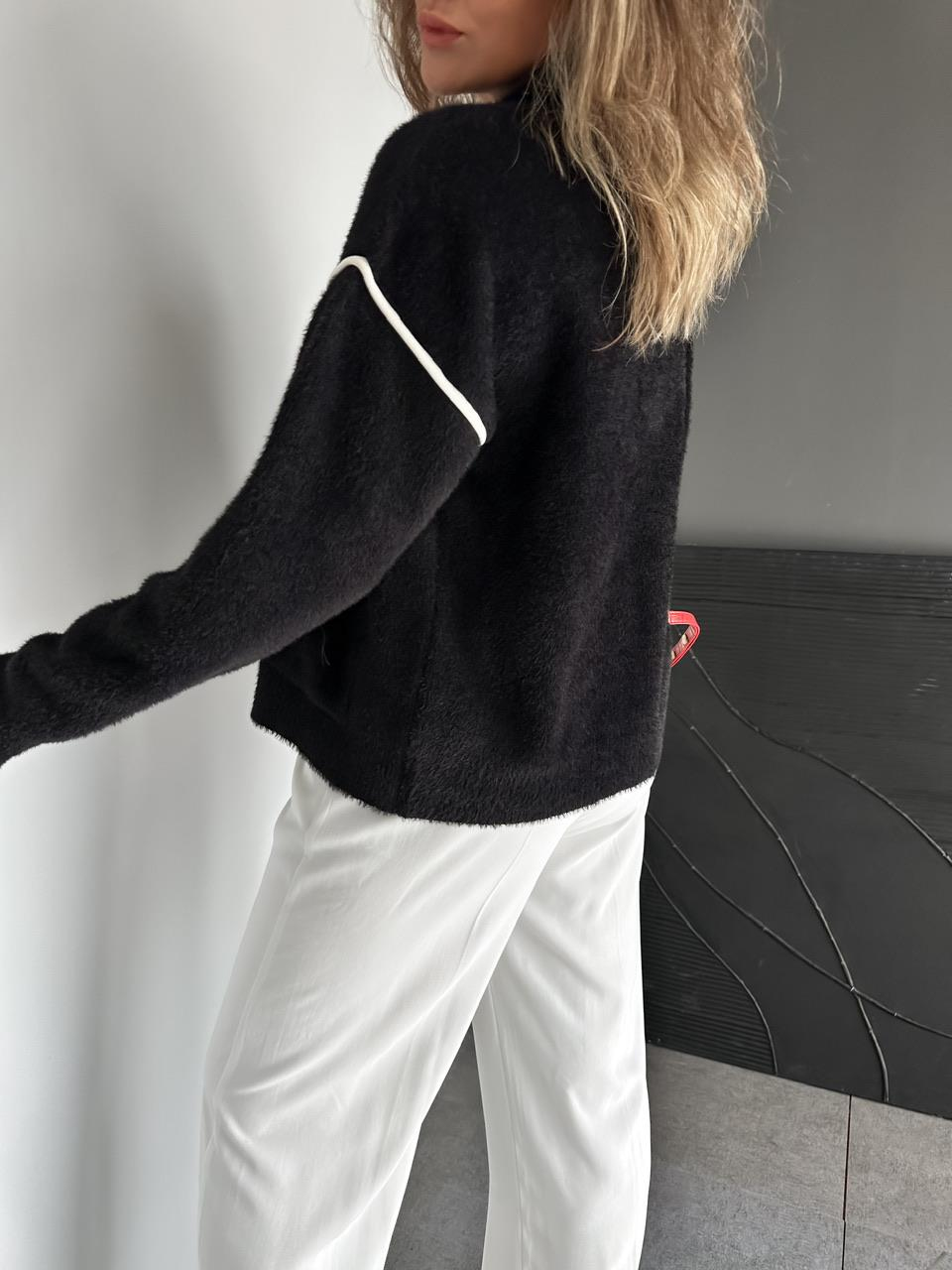 Siyah Biyeli Düğmeli Hırka