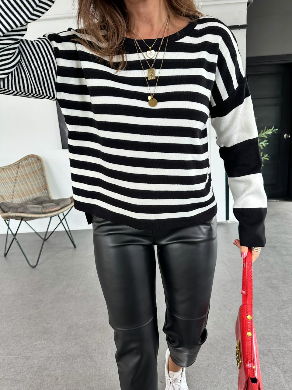 Siyah Çizgili Basic Kazak