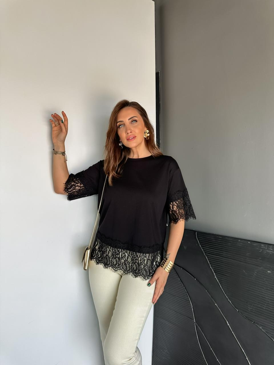 Siyah Dantel Parçalı Orijinal Tshirt