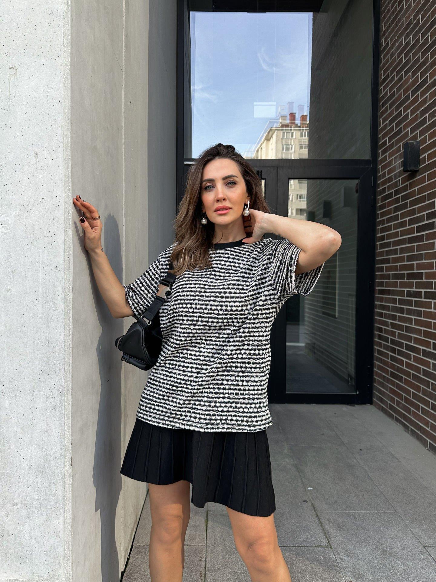 Siyah Dokulu Örme Tshirt