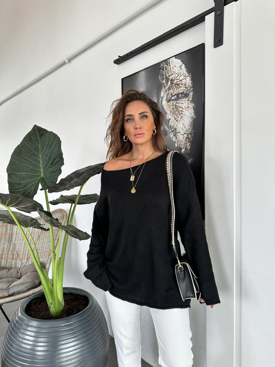 Siyah Kayık Yaka Basic Kazak