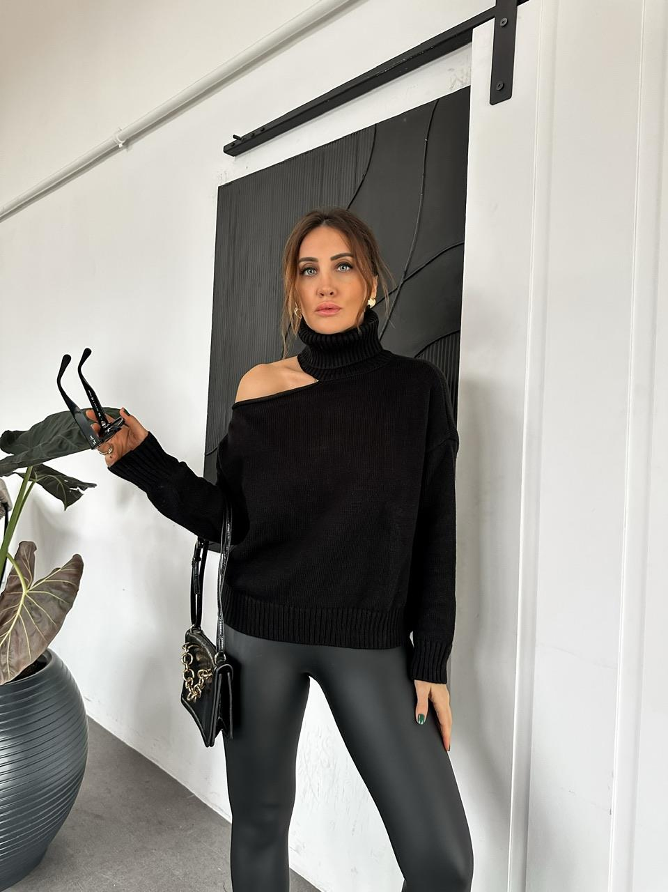 Siyah Omuz Dekolteli Kazak